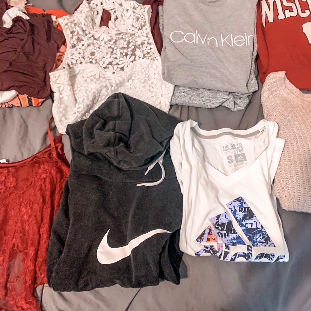 CLOTHES - Picture 5 of 8